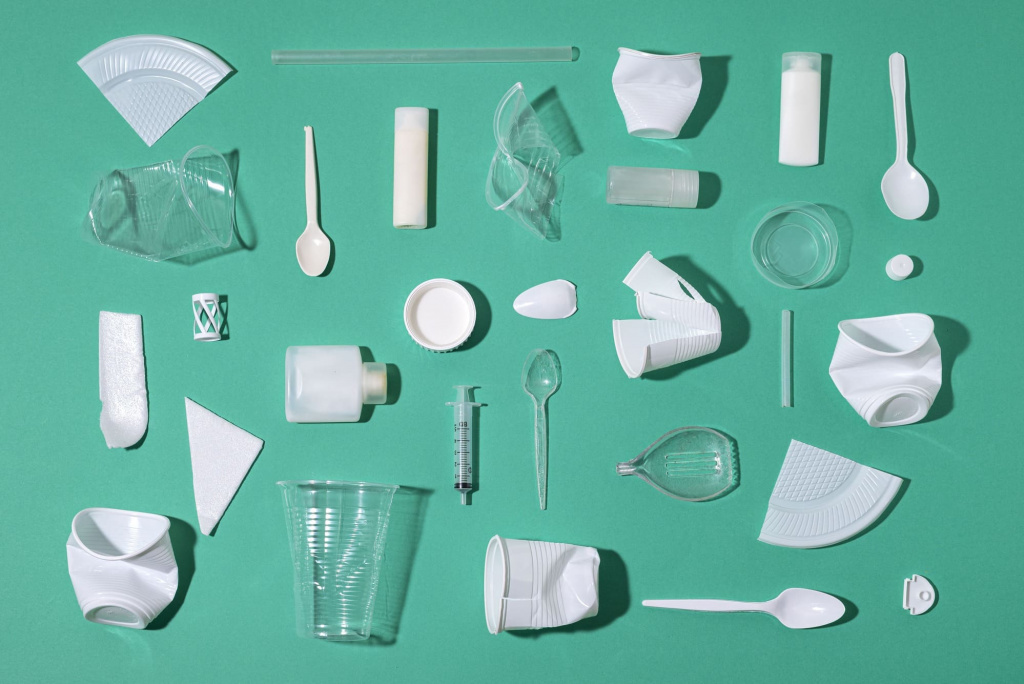 plastic-objects-arrangement-top-view.jpg